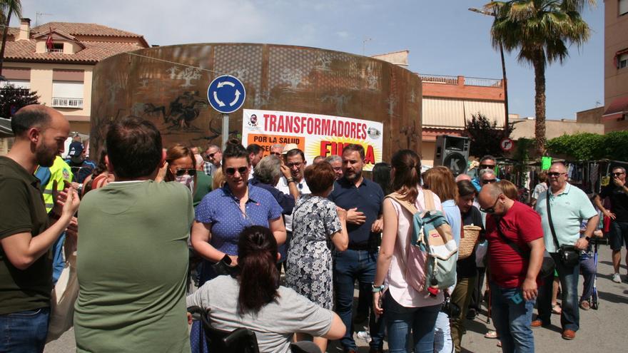 Decenas de vecinos de La Viña de Lorca reclaman el traslado de los transformadores eléctricos