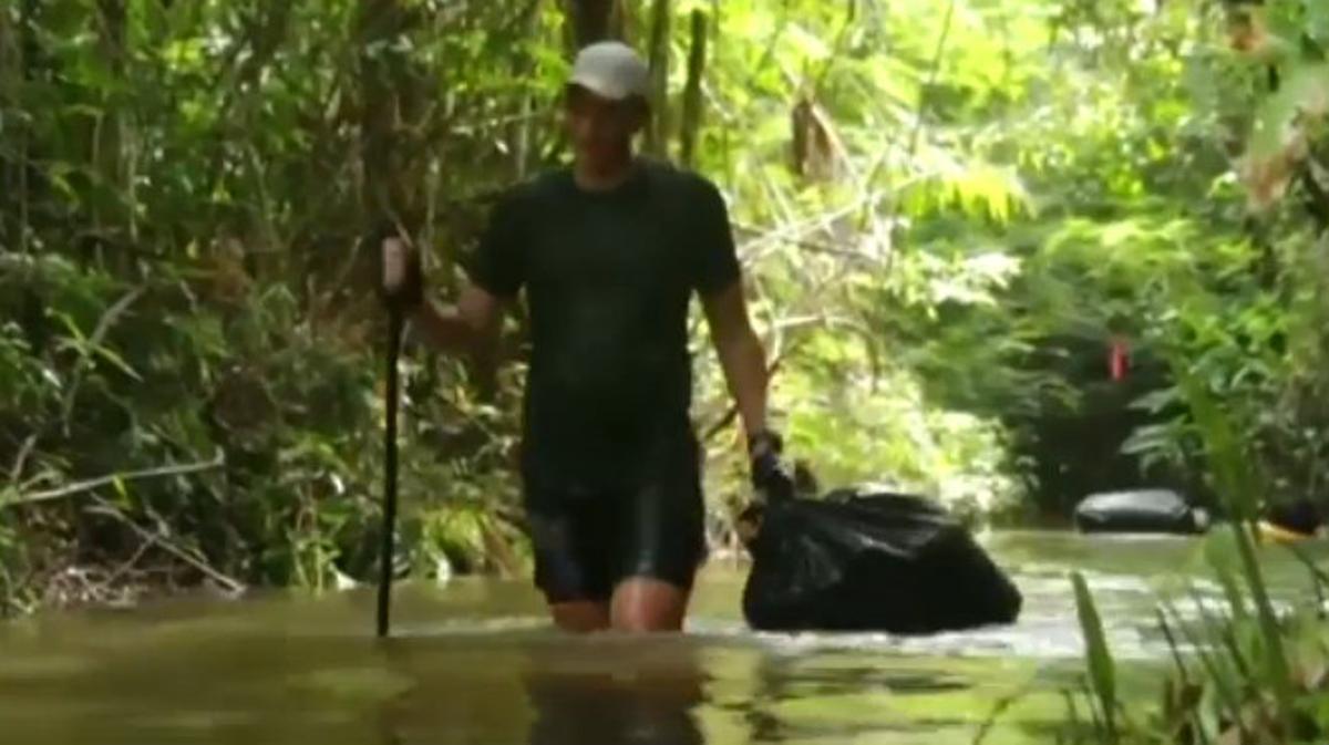 Los corredores deben meterese en el fango, escalar empinadas cuestas y exponerse a condiciones extremas.