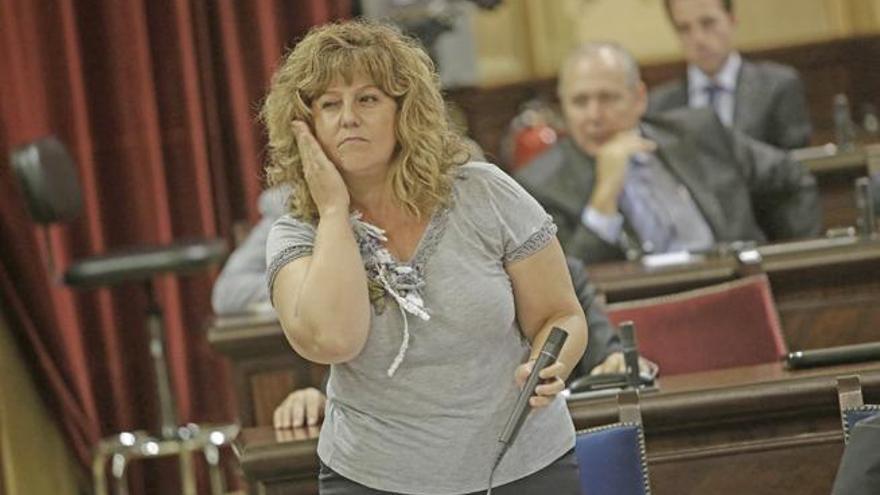 La consellera de Educación, Joana Maria Camps, ayer en el Parlament.