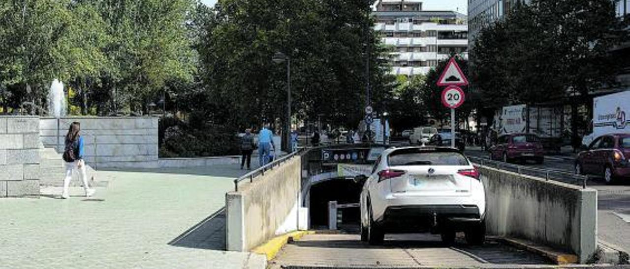 Un coche accede al aparcamiento subterráneo de La Marina.