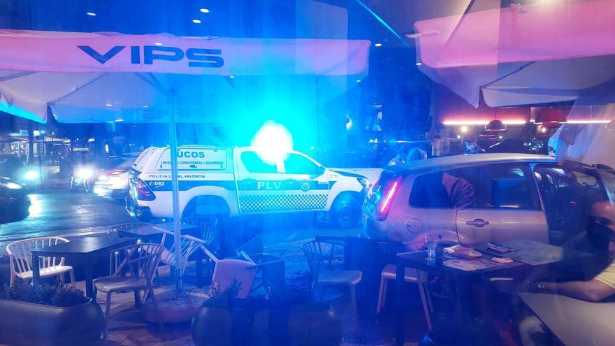 Un coche arrolla la terraza de un restaurante en la Gran Vía de València