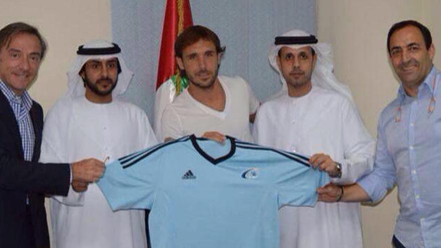 Imagen de la presentación de Verdú en el Baniyas, con Suso presente.