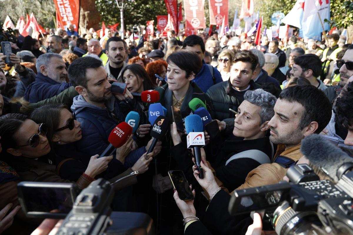 Miles de personas toman las calles de Santiago en defensa de la sanidad ...