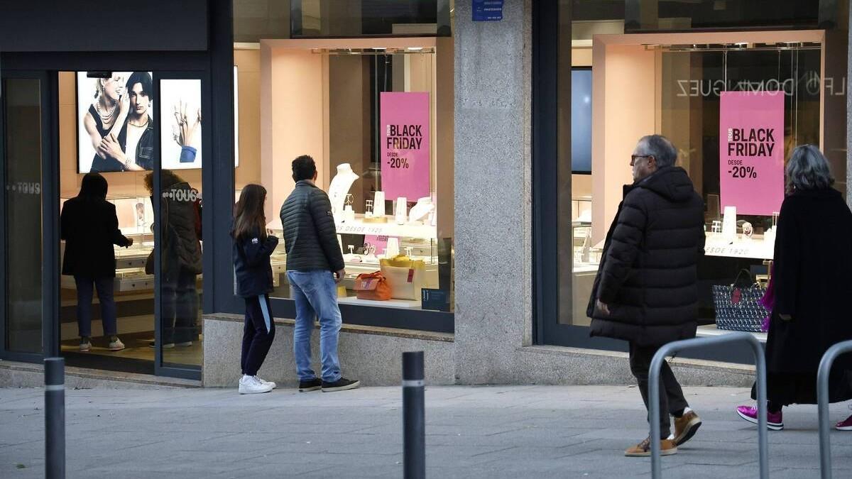 Un comercio del Ensanche de Santiago publicitando los descuentos del Black Friday