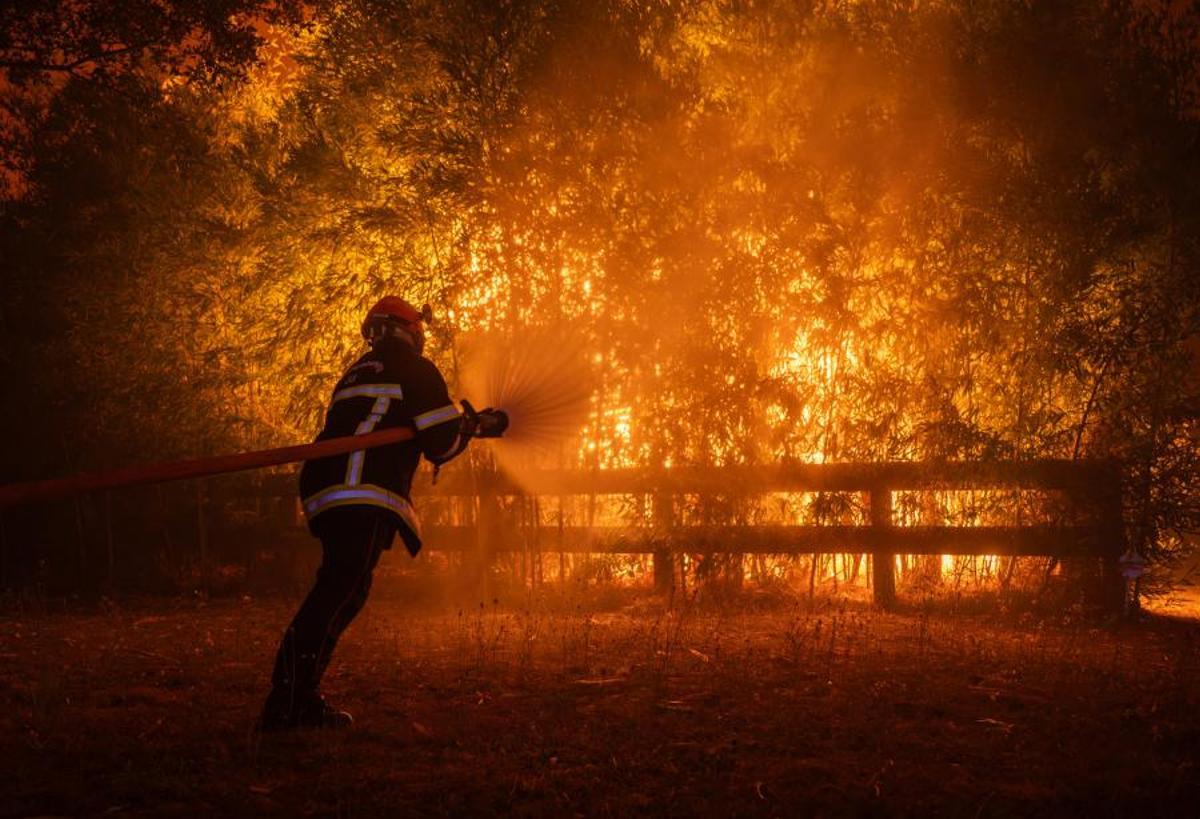 Bomberos desplegándose para combatir un incendio forestal en el suroeste de Francia