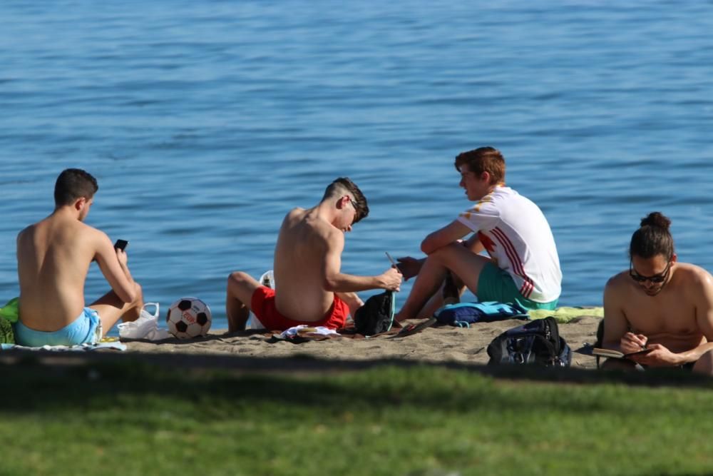 La subida de las temperaturas de los últimos días, que tendrá el sábado sus máximas, ha llevado a muchos malagueños a las playas de la capital.