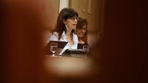 La ministra Ana Redondo junto a la presidenta de la Comisión de Igualdad del Congreso de los Diputados, Carmen Calvo.