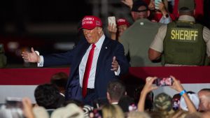 Trump insiste en California, donde se juega la Cámara, en vincular inmigración y crimen