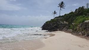Fuertes vientos en las playas de Bermudas por el huracán Humberto.