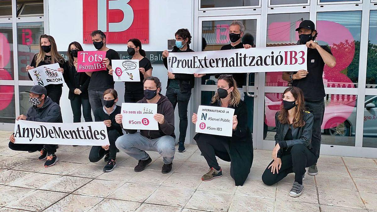 Protesta de los trabajadores en la sede de IB3 en Eivissa, en Sant Rafel