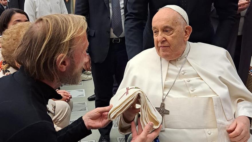 Alberto Castelló entrega la estola al Papa Francisco.