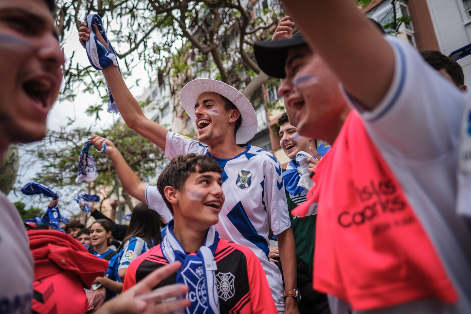 Ambiente e incidentes de la afición de la UD Las Palmas antes de llegar al Heliodoro