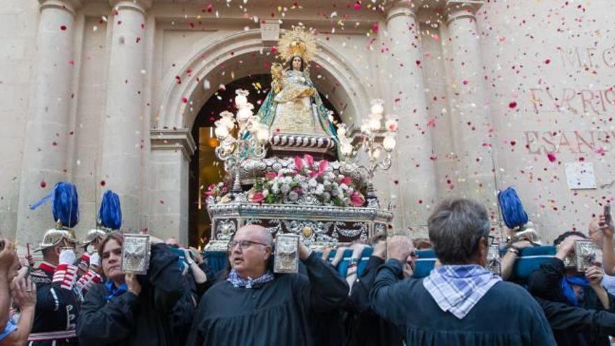 El trono de la Virgen del Remedio fue portado a hombros por unos 60 costaleros, entre hombres y mujeres.