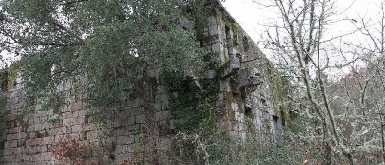 Fachada principal del abandonado monasterio de Santa Comba de Naves, en Ourense. // Iñaki Osorio