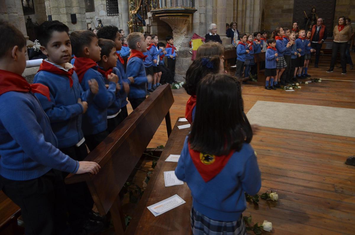 Ofrenda floral del colegio San Vicente de Paúl de Benavente a la Virgen de la Vega, en imágenes