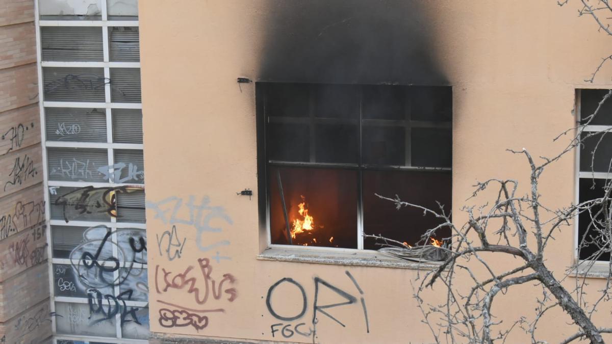 Vídeo | Así ha sido el incendio en el edificio abandonado de Reyes Huertas