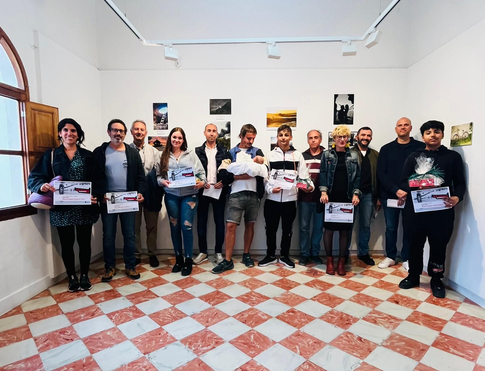 Los ganadores del XXI Concurso de Fotografía Beni Trutmann posan con sus diplomas