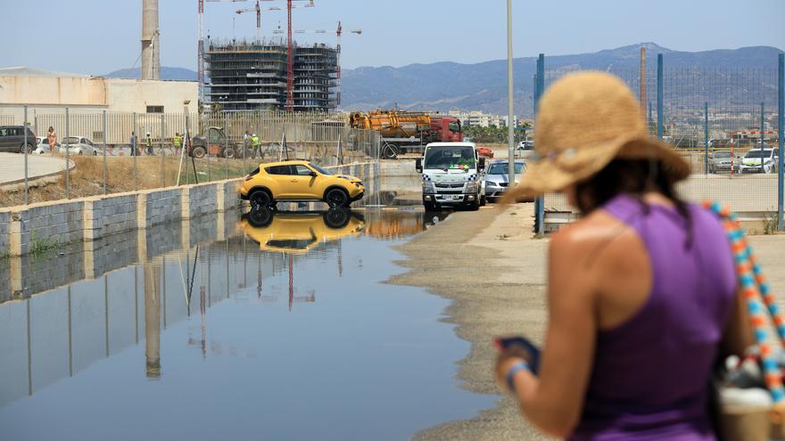 La rotura de una nueva tubería anega el barrio de Sacaba Beach de aguas fecales