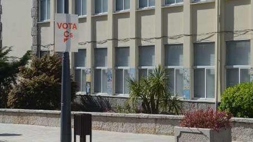 Propaganda electoral de Ciudadanos, ayer en Cambados. // Noé Parga