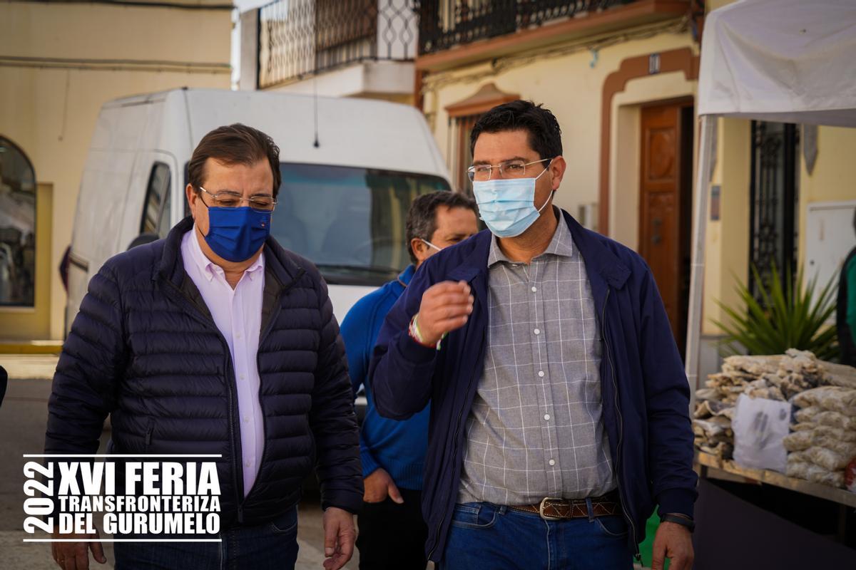 El presidente de la Junta de Extremadura, Guillermo Fernández Vara, y el alcalde de Valverde del Fresno, en la última edición de la Feria del Gurumelo.