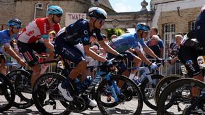 Enric Mas, en el pelotón del Tour 2022.