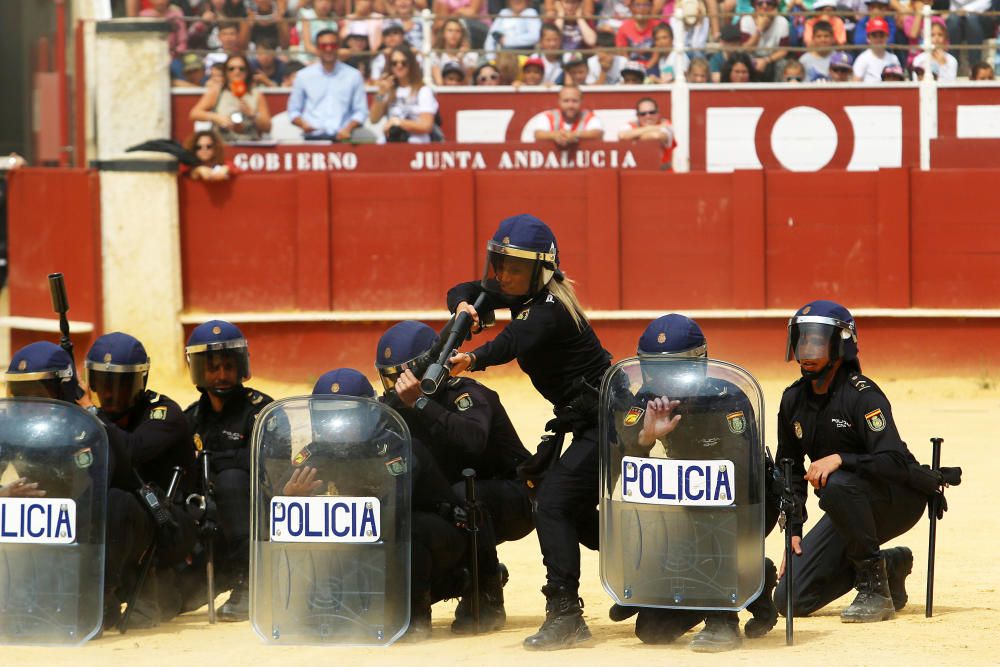 La plaza de toros de Málaga ha acogido el encuentro entre escolares de varios colegios malagueños y efectivos del cuerpo.