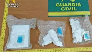 Merodean en la calle en San Vicente, se meten en un coche, llega la Guardia Civil y... encuentra droga