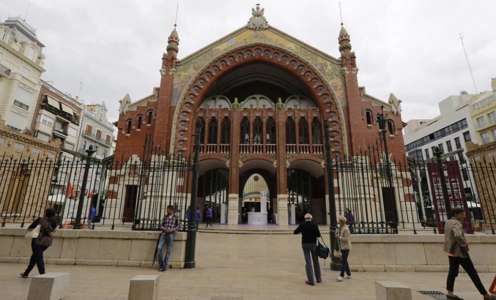 Mercado de Colón (1914-1917) - Calle Cirilo Amorós-Jorge Juan. Obras de Francisco Mora y ejemplo de la arquitectura del hierro. En sus espléndidos testeros o fachadas es patente la influencia de Doménech y de Gaudí.