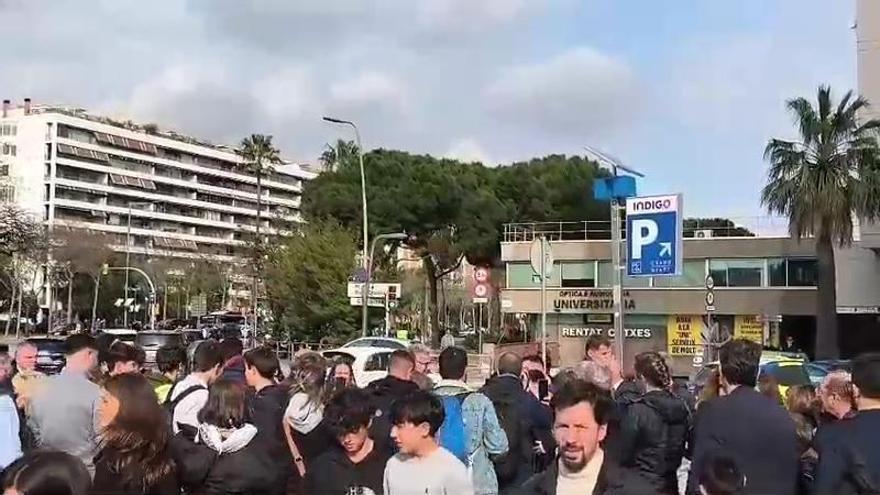 Llega Laporta llega al Camp Nou en un baño de masas