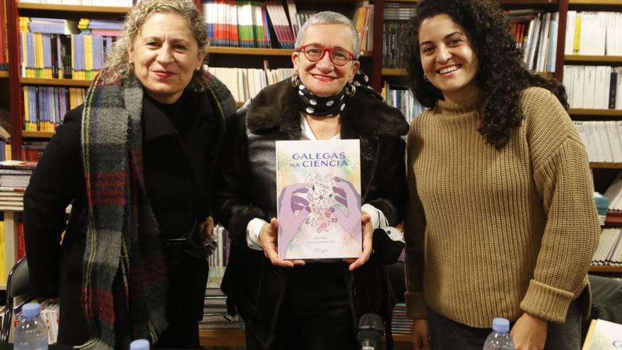 La autora, Isabel Blanco (centro), ayer en Librouro.  | // RICARDO GROBAS