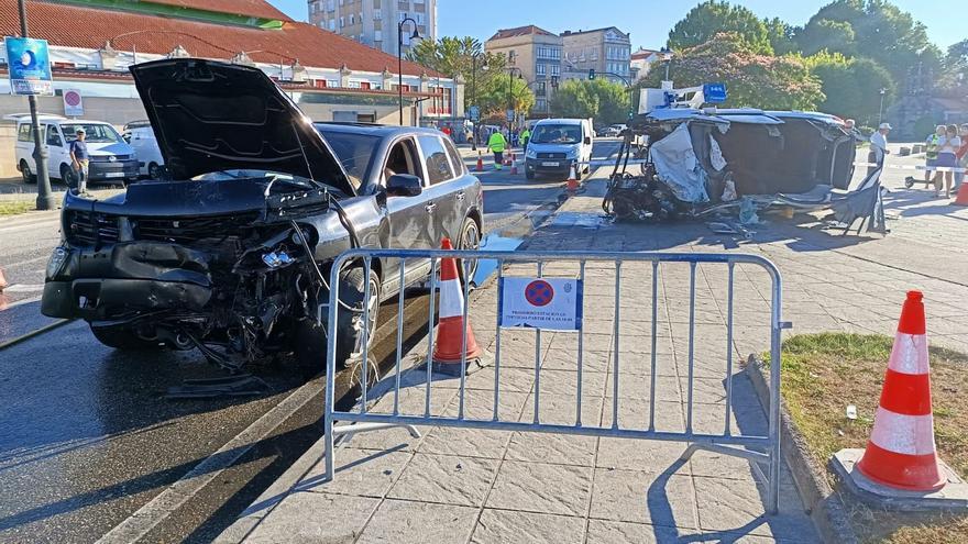 Un joven muere en su coche embestido por un Porsche que perseguía la Policía junto a la plaza de abastos de Cangas