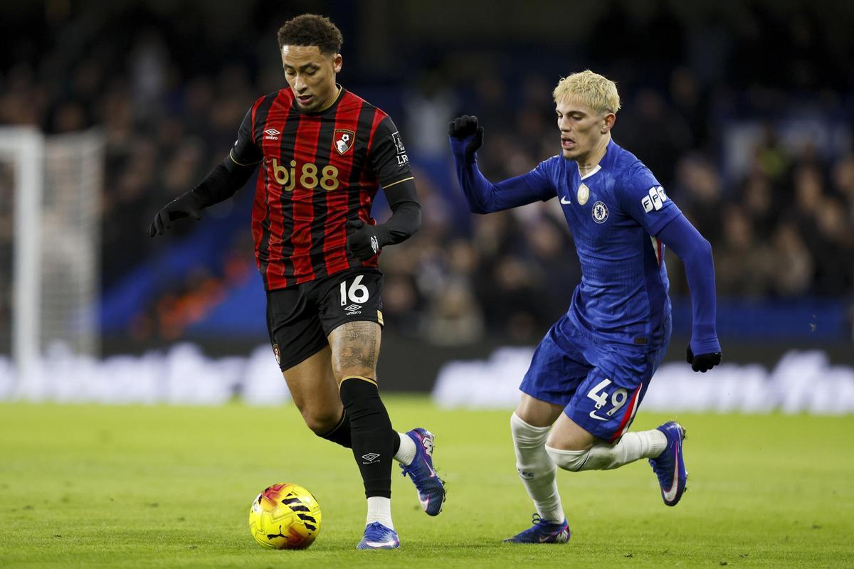 Garnacho intenta quitarle el balón a Tavernier del Bournemouth
