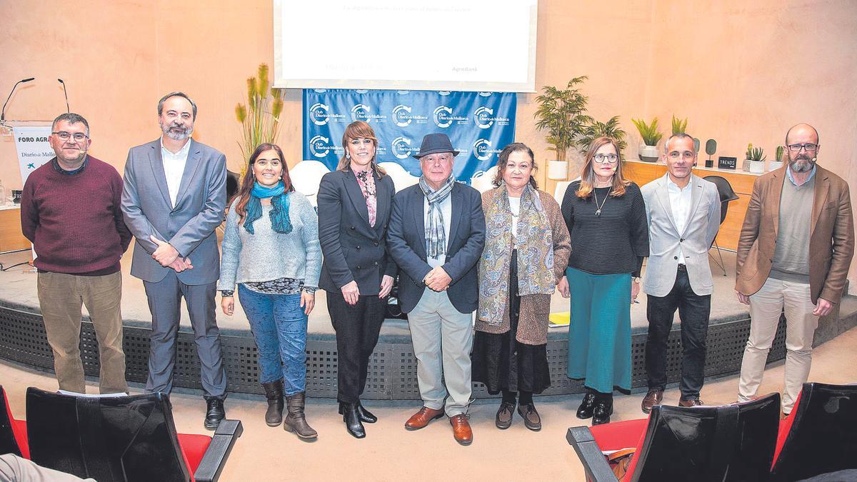 Joan Simonet, Guillem Bibiloni, Marta Terrassa, Dolors Feliu, Felip Munar, Mae de la Concha, María Francisca Parets, Joan Monjo y Fernando Fernández posan antes del comienzo del Foro Agrario celebrado en el Club Diario de Mallorca el pasado jueves.