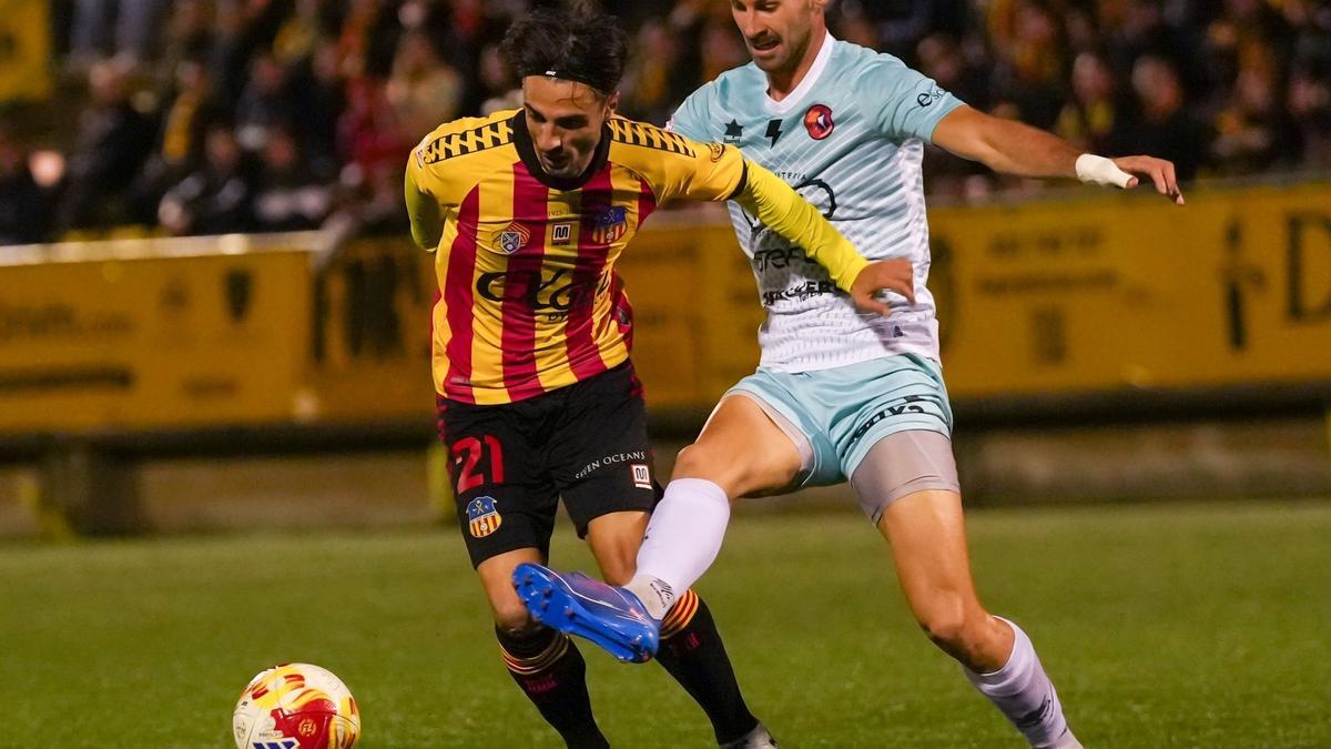 Un jugador de l'Olot i un altre del Sant Andreu disputant una pilota