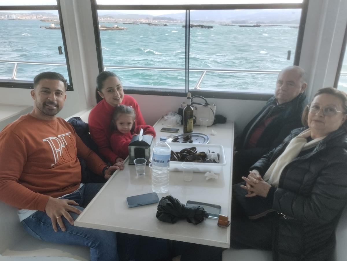 Una familia de ruta con Cruceros do Ulla, ayer.