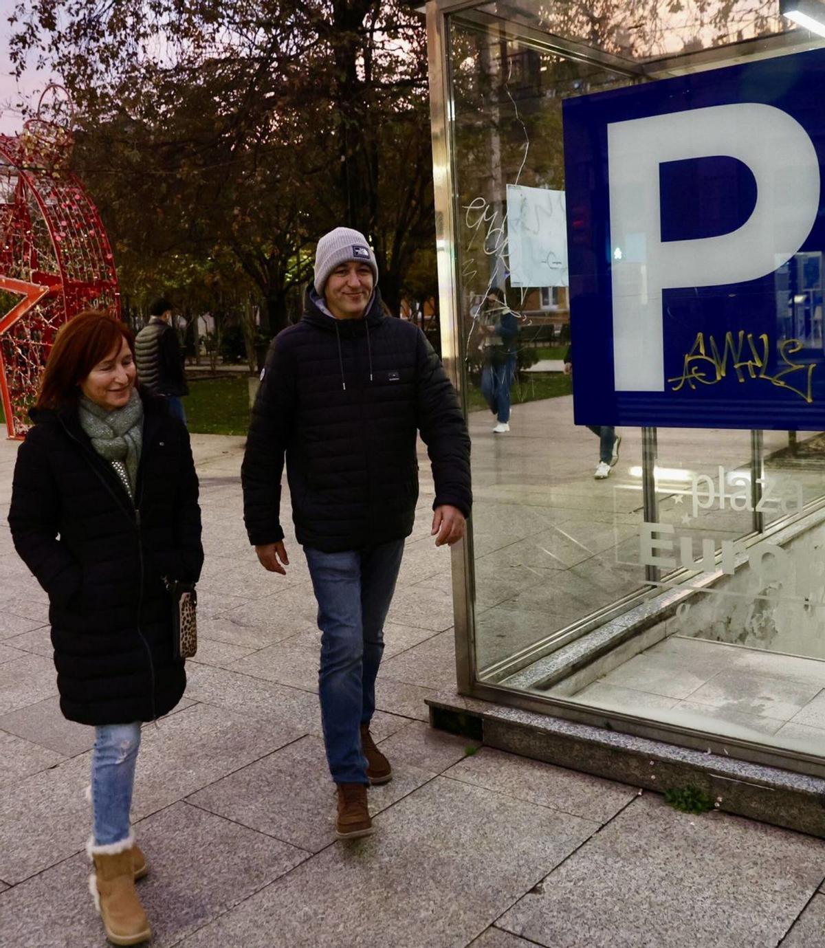 1. Rubén Álvarez y Dori Fernández, entrando en el aparcamiento de la plaza de Europa para recoger su vehículo. 2. Marina Molina, Héctor Camino y la pequeña Claudia, esperando el ascensor para acceder a la instalación de los Jardines del Náutico. 3. Ana Rosado, abandonando el parking subterráneo del paseo de Begoña tras estacionar su turismo. | MARCOS LEÓN