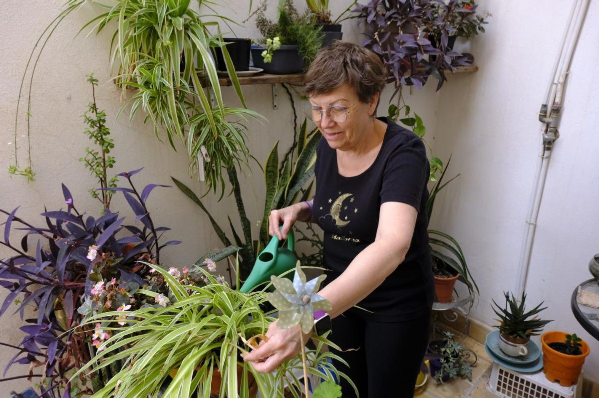 Antònia Jover cuida de sus plantas el día de reflexión.