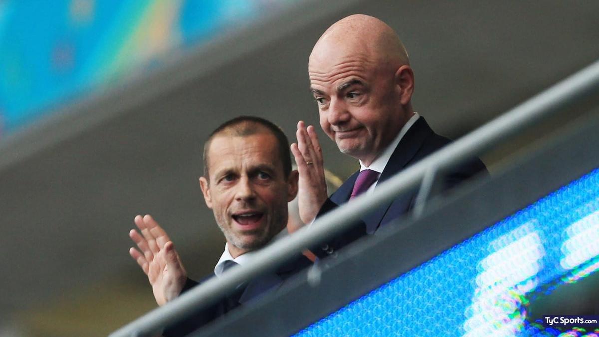 Los presidentes de UEFA, Aleksander Ceferin, y FIFA, Gianni Infantino.