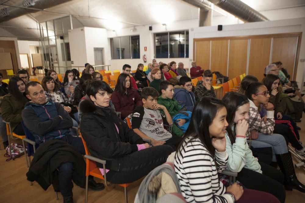 Entrega del cheque de la recaudación de la carrera solidaria a la Asociación Galbán