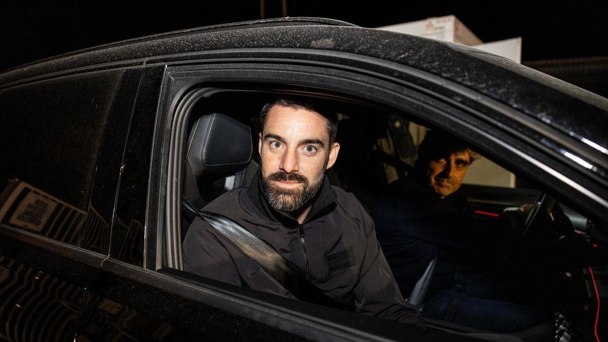 Rubén Sellés, a la salida de la Ciudad Deportiva en el coche del director deportivo Txema Indias.