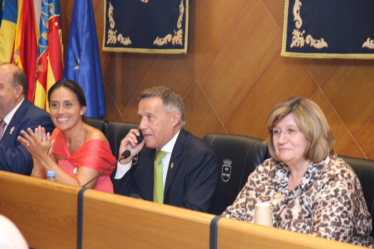 Instante de la llamada del alcalde a las elegidas.