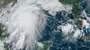 ‘Nicholas’ es converteix en huracà davant el litoral nord-americà