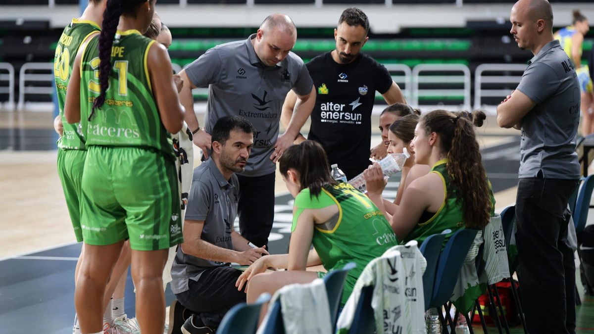 Jesús Sánchez, el entrenador del Al-Qázeres, en un tiempo muerto. El equipo cacereño volverá a ser el de mayor categoría.
