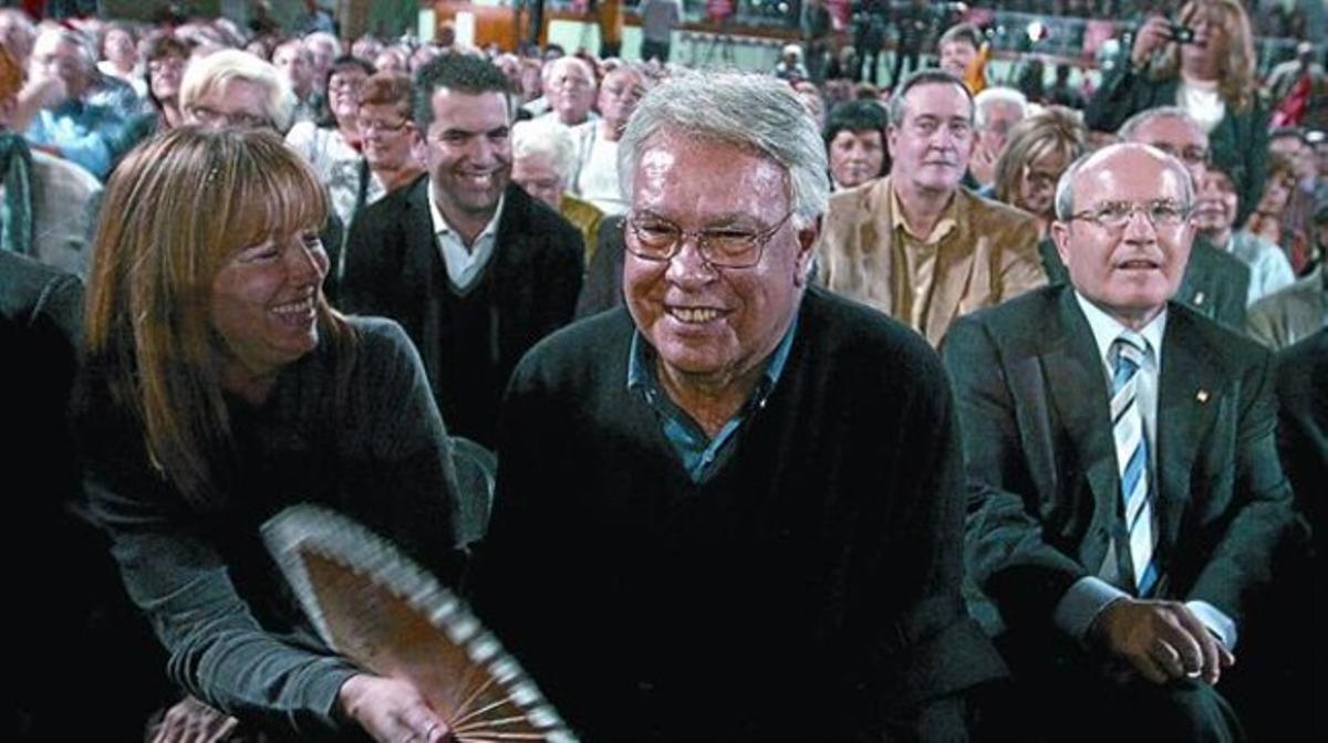 Felipe González, entre Manuela de Madre i José Montilla, dijous passat en un míting del PSC a Badalona. Felipe González, entre Manuela de Madre i José Montilla, dijous passat en un míting del PSC a Badalona.