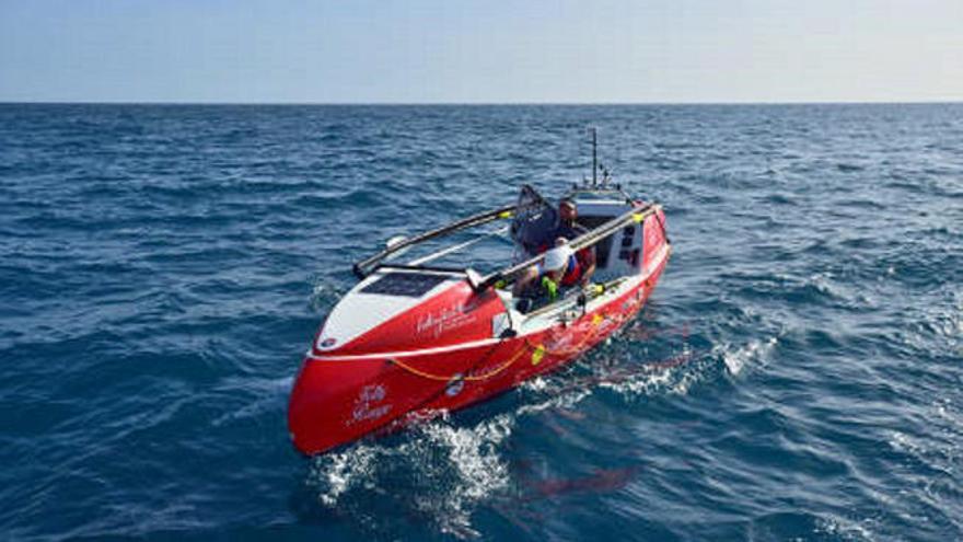 Rescatan a dos aventureros de un barco a pedales que salió de Mogán