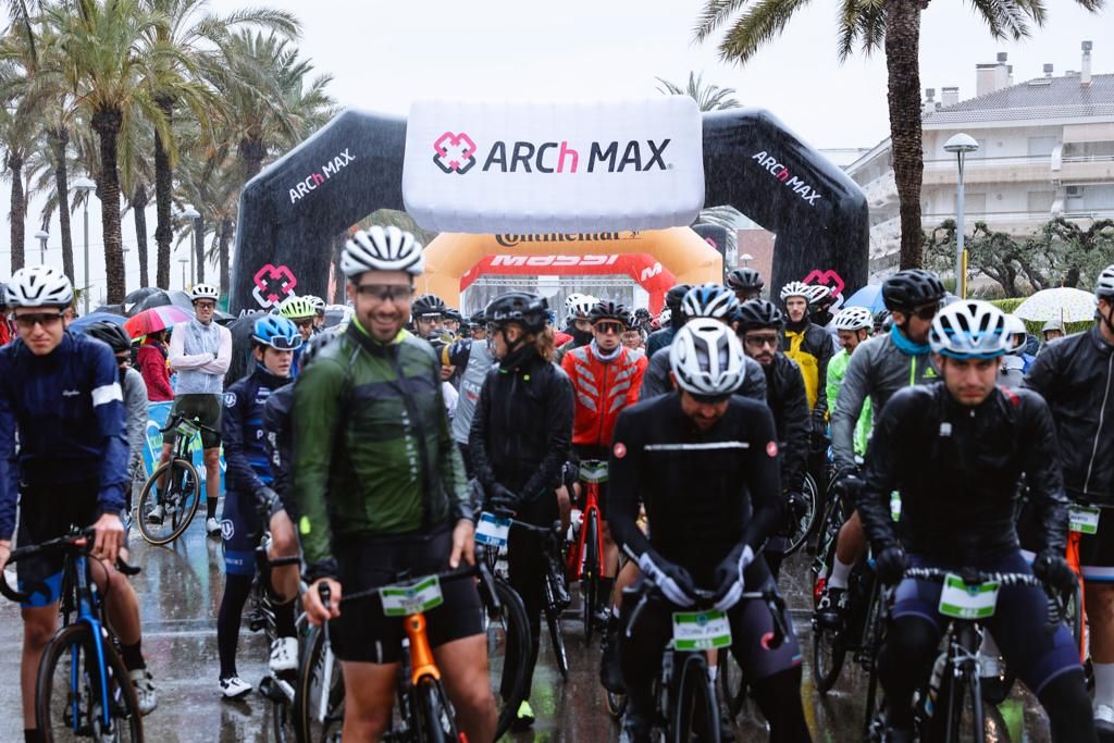 Más de 400 cicloturistas desafían la lluvia en la I Edición de la Experience Garraf - Penedès