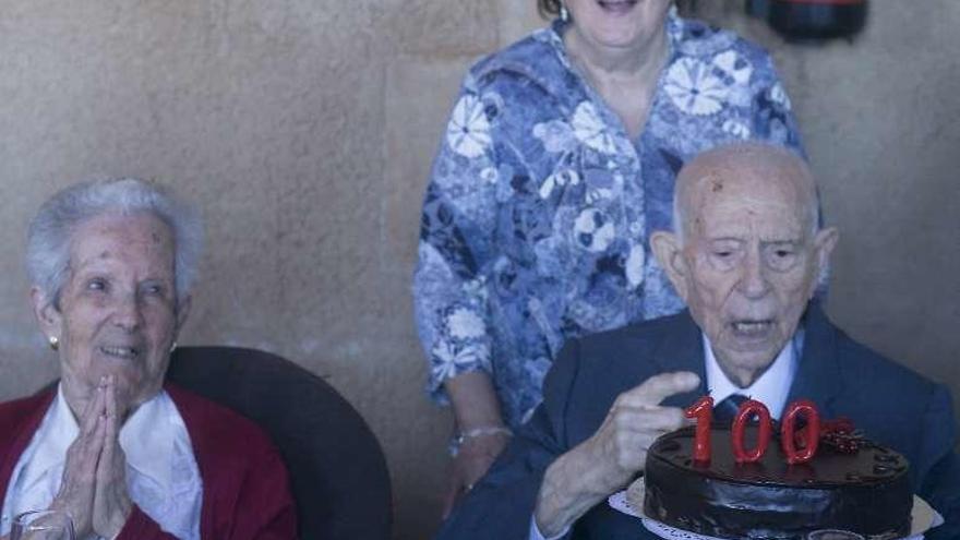 Fernando sopla la tarta junto a Jerónima y su nuera Isabel.