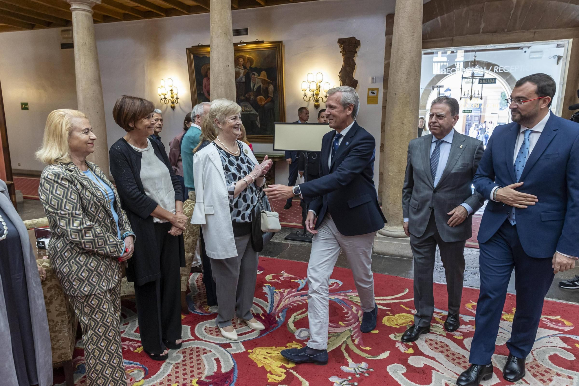 La Asociación Día de Galicia en Asturias entrega su medalla de oro a Adrián Barbón y Carmen Moriyón