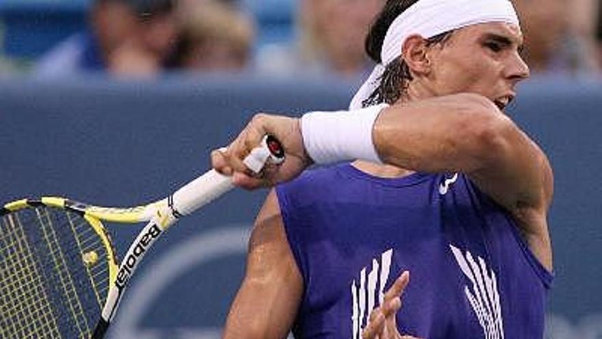 El tenista español Rafael Nadal devuelve una bola para el francés Florent Serra durante el partido por el torneo ATP de tenis de Cincinnati que los enfrentó, en el centro Lindner Family de Mason, Ohio (EEUU). Nadal venció a Florent Serra 6-0, 6-1.