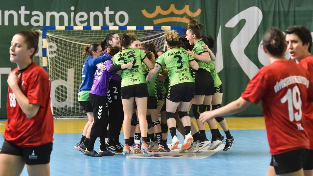 Las jugadores del Rocasa Gran Canaria celebran el pase a la siguiente ronda al término del encuentro. | | ANDRÉS CRUZ